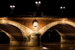 Arches du pont de pierre de nuit