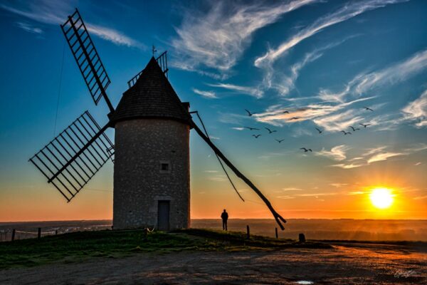 Coucher de soleil avec un moulin au sommet de la colline, tandis qu'un vol d'oiseaux traverse le ciel, dans la boutique,Gerald Photography auteur photographe