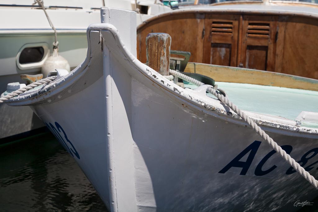 Pinasses amarrées au port de La Teste-de-Buch, reflétant l'authenticité et le charme du bassin d'Arcachon, entourées de paysages marins