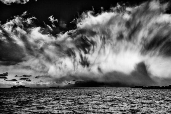 Un mue d nuage devant la ville de carentec face a la mer