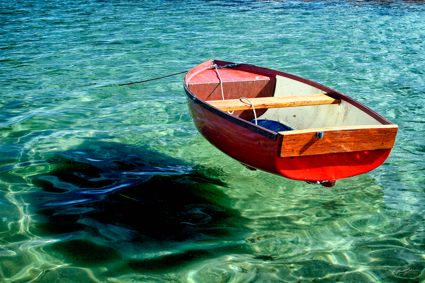 barque Rouge sur l eau turquoise
