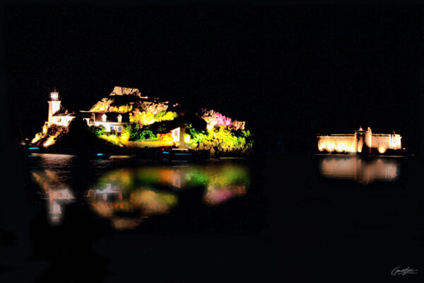 Ile louet et chateau du taureau sous la lumière