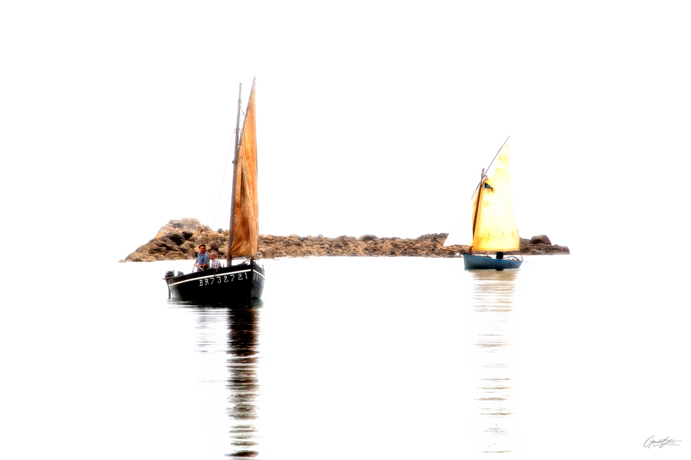 2 vieux bateaux en manoeuvre
