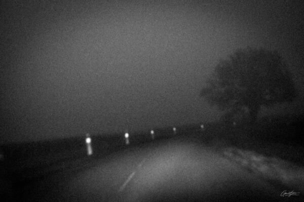 leger virage dans la brume et la nuit tombante